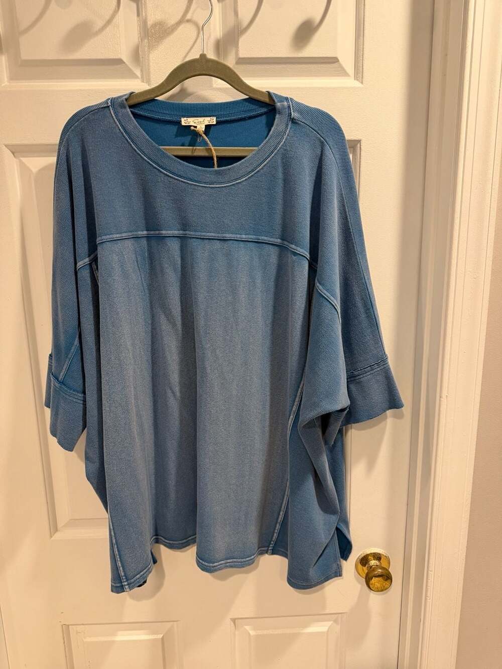 NWT Easel BoutiqueMineral Washed Top Blue Sz L - Picture 2 of 4